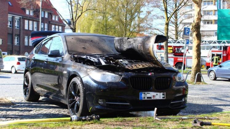 Ein BMW hatte am Dienstag auf dem Hans-Böckler-Platz plötzlich Feuer im Motorraum gefangen. Foto: Frederik Grabbe