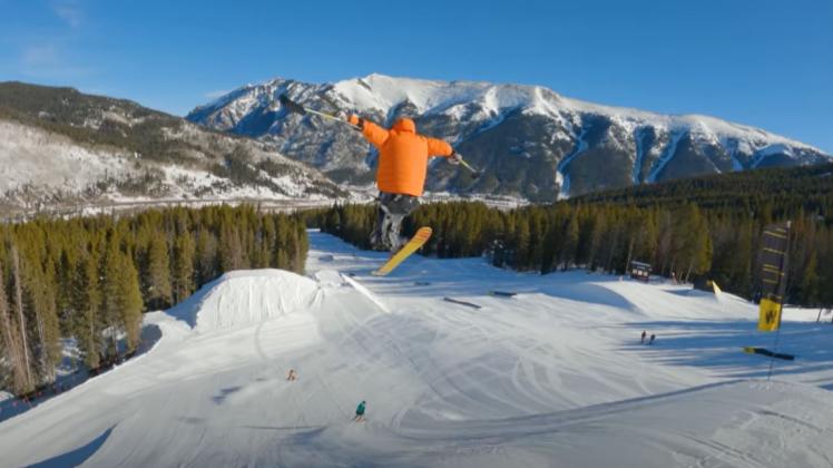 Trevor Kennison zeigt spektakuläre Stunts auf seinem Ski.