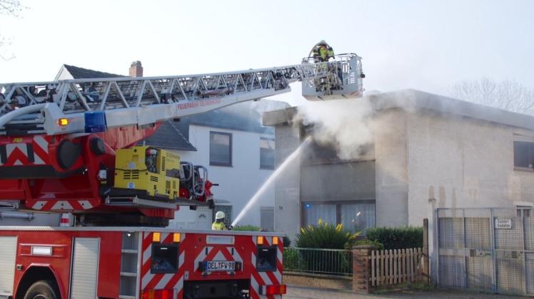 Ein Feuer in Delmenhorst hat am Sonntagmorgen die Kameraden der Feuerwehr beschäftigt. Foto: Günther Richter
