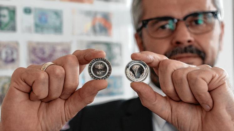 Objekt der Begierde für Münzsammler - Bundesbankdirektor Peter Kolzarek präsentiert die erste deutsche 10€-Münze mit Polymerring. Morgen früh ab 6 Uhr werden sich nicht nur an der Rostocker Filiale lange Schlangen bilden.