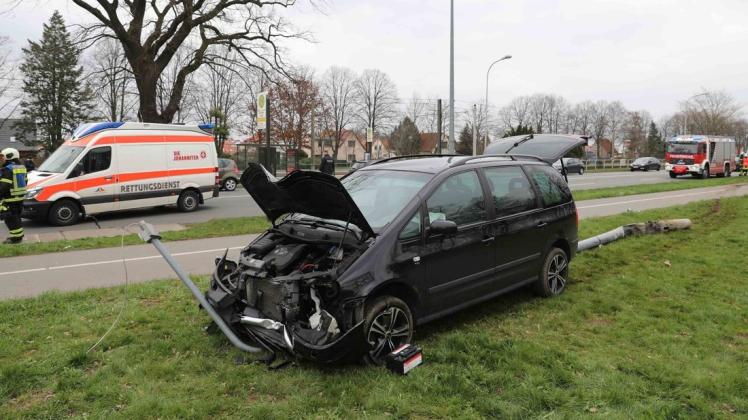 Der Seatfahrer verlor aufgrund gesundheitlicher Probleme die Kontrolle über seinen Wagen und raste eine Laterne um.