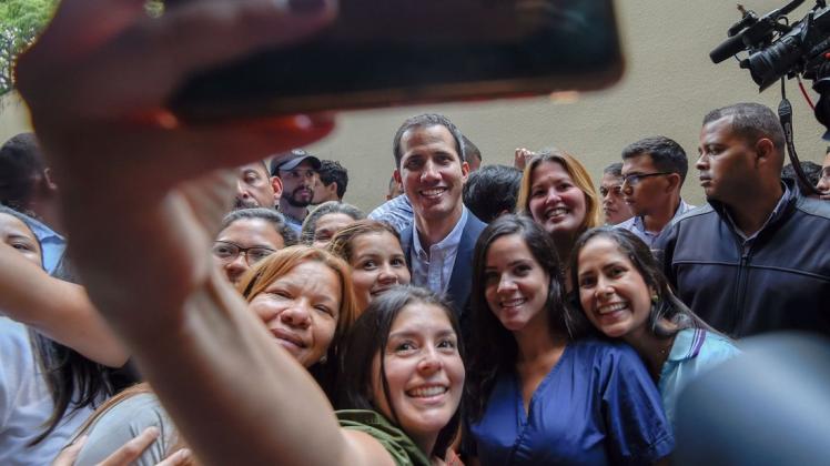 Venezuelas selbsternannter Interimspräsident Juan Guaidó im Kreise seiner Anhänger. Noch hat er den Machtkampf im Land nicht für sich entscheiden können. Foto: Juan Barreto/AFP