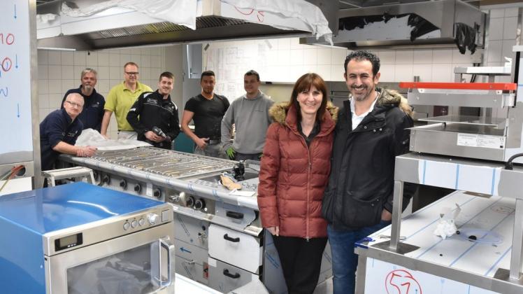Am neuen Standort freuen sich Martina und Vito Mandurino über den Einbau der komplett neuen Küche. Derzeit tummeln sich in allen Räumlichkeiten noch die Handwerker. Foto: Thomas Breuer