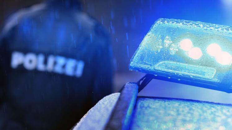 Polizisten haben in der Nacht zu Freitag Holzkreuze sichergestellt, die Unbekannte auf einer Wiese im Hansaviertel aufgestellt hatten.
