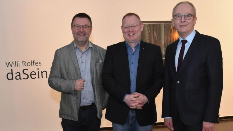Ausstellungseröffnung im Emsland-Moormuseum mit Fotograf Willi Rolfes, Museumsleiter Michael Haverkamp und Erster Kreisrat Martin Gerenkamp. 