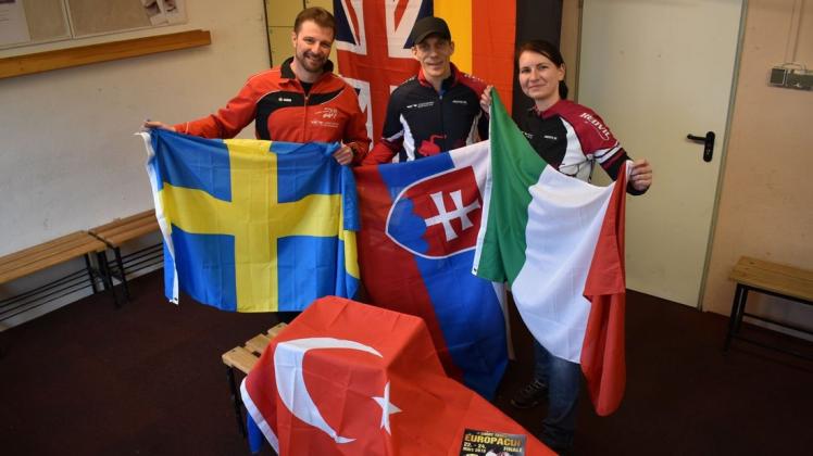 Das Shorttrack-Europacup-Finale kann beginnen: Alle 22 Fahnen der Teilnehmerländer sind  herbeigeschafft, so auch die hier von Vertretern des ESV Turbine präsentierten Flaggen von Schweden  (Tilo Michel), der Slowakei (Arian Nachbar) und Italien (Ivonne Bolt).