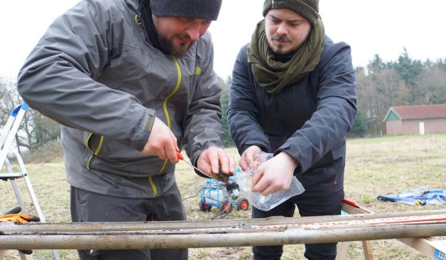 Behutsam nimmt Andreas Stele (links) mit Malte Schwickert eine Probe aus einer Bohrung, die mit der Radiocarbonmethode untersucht werden soll. Foto: Mirco Moormann Behutsam nimmt Andreas Stele (links) mit Malte Schwickert eine Probe aus einer Bohrung, die mit der Radiocarbonmethode untersucht werden soll. Foto: Mirco Moormann