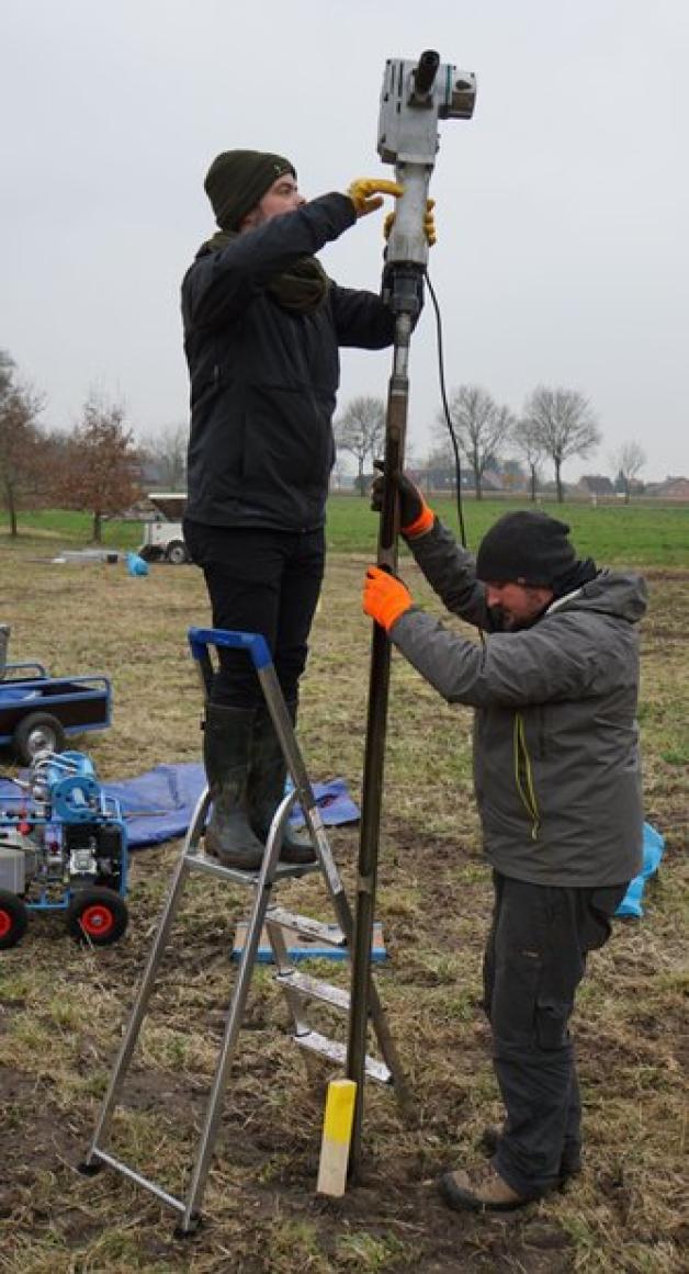 Mit einem speziellen Bohrer entnehmen Malte Schwickert (links) und Andreas Stele die Bodenproben. Foto: Mirco Moormann Mit einem speziellen Bohrer entnehmen Malte Schwickert (links) und Andreas Stele die Bodenproben. Foto: Mirco Moormann