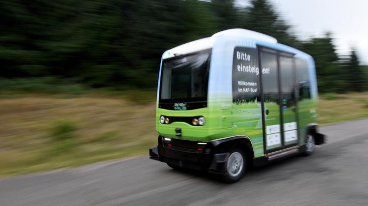 Ein autonom fahrender Bus fährt über ein Testgelände. eingesetzt werden können. Foto: Carsten Rehder/dpa