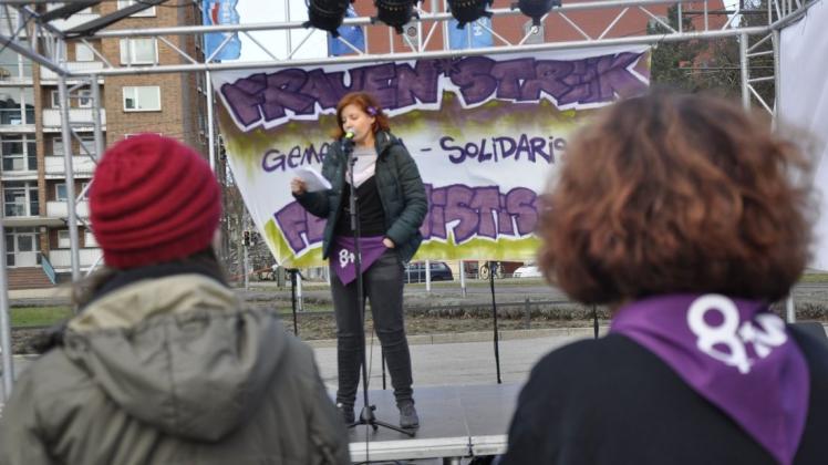 Erster Rostocker Frauen*streik eröffnet: Katharina Schlaack fordert mehr Gleichberechtigung.