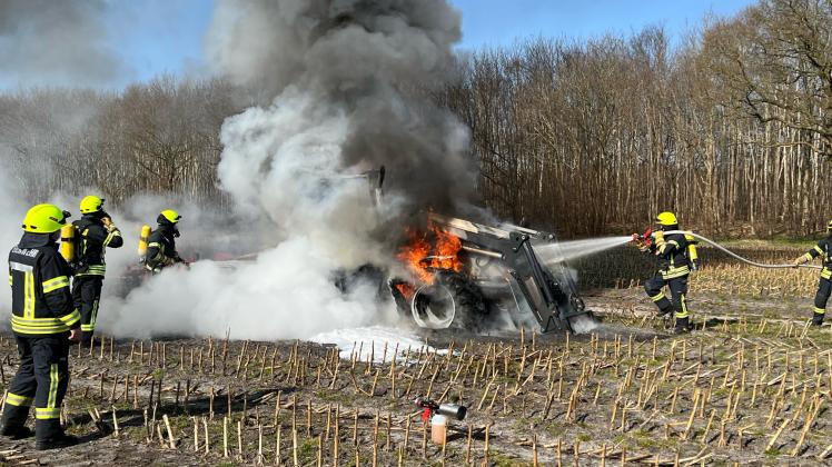 Einen brennenden Traktor auf einem Acker musste die Feuerwehr Papenburg am Montagvormittag löschen. 