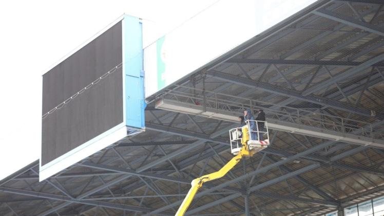 Gestern sollte mit der Demontage der alten Videowall des Ostseestadions begonnen werden. Jedoch verhinderte der Sturm, dass die Arbeiten durchgeführt werden konnten. 
