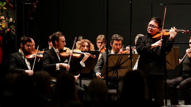 Vollendete Partnerschaft: Diyang Mei (rechts), Preisträger des Osnabrücker Musikpreises 2018, und das Osnabrücker Symphonieorchester harmonieren perfekt. Foto: David Ebener