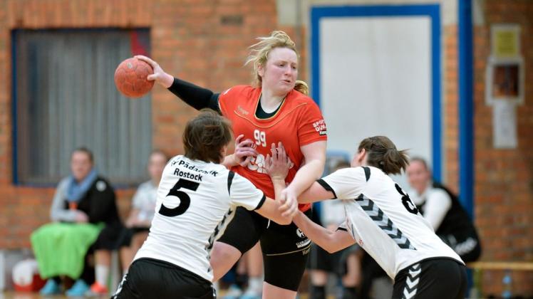 Kaum zu stoppen: Maria Kessy Czarschka vom SV Warnemünde ist mit neun Toren die beste Torschützin beim 25:23 gegen den SV Pädagogik Rostock (hier Kerstin Schümann und Anja Schultz). Kaum zu stoppen: Maria Kessy Czarschka vom SV Warnemünde ist mit neun Toren die beste Torschützin beim 25:23 gegen den SV Pädagogik Rostock (hier Kerstin Schümann und Anja Schultz).