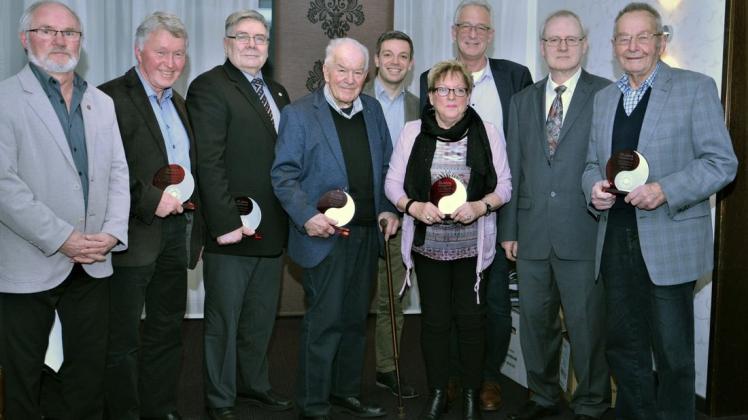 Feierten das 50-jährige Bestehen des JC Bushido Delmenhorst: (von links) der SSB-Vorsitzende Holger Fischer, das Gründungsmitglied Georg Schulte, das Gründungsmitglied Kurt Teller, das Gründungsmitglied Walter Warninghoff, der Landtagsabgeordnete Deniz Kurku, das Gründungsmitglied Ruth Brand, Oberbürgermeister Axel Jahnz, der JC-Vorsitzende Heiko Fritsch (ebenfalls ein Gründungsmitglied) und Gründungsmitglied Werner Teichert. Foto: Richard Schmid Feierten das 50-jährige Bestehen des JC Bushido Delmenhorst: (von links) der SSB-Vorsitzende Holger Fischer, das Gründungsmitglied Georg Schulte, das Gründungsmitglied Kurt Teller, das Gründungsmitglied Walter Warninghoff, der Landtagsabgeordnete Deniz Kurku, das Gründungsmitglied Ruth Brand, Oberbürgermeister Axel Jahnz, der JC-Vorsitzende Heiko Fritsch (ebenfalls ein Gründungsmitglied) und Gründungsmitglied Werner Teichert. Foto: Richard Schmid
