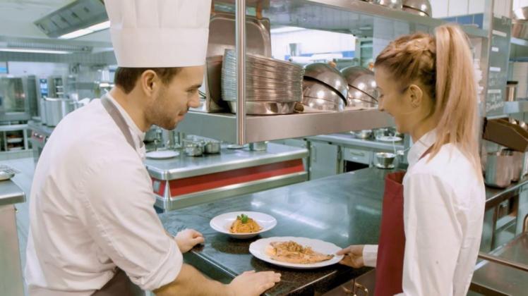 Denise Gesche und Maurice Bayer lassen sich derzeit im Bereich Gastronomie ausbilden. Foto: Industrie- und Handelskammer Denise Gesche und Maurice Bayer lassen sich derzeit im Bereich Gastronomie ausbilden. Foto: Industrie- und Handelskammer