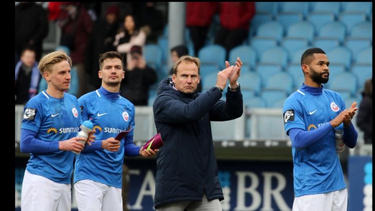 Sichtlich bedient nach dem Schlusspfiff in Wiesbaden von links: Willi Evseev, Julian Riedel, Hansas Sportvorstand Martin Pieckenhagen und Cebio Soukou. „Wir haben verdammt lange kein Spiel gewonnen – klar, dass man sich dann tabellarisch verschlechtert“, sagt Soukou zur aktuell Situation. Foto: Lutz Bongarts Sichtlich bedient nach dem Schlusspfiff in Wiesbaden von links: Willi Evseev, Julian Riedel, Hansas Sportvorstand Martin Pieckenhagen und Cebio Soukou. „Wir haben verdammt lange kein Spiel gewonnen – klar, dass man sich dann tabellarisch verschlechtert“, sagt Soukou zur aktuell Situation. Foto: Lutz Bongarts