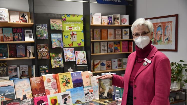 Buchhändlerin Sabine Jünemann möchte auf den Schutz der Maske in Innenräumen vorerst nicht verzichten.