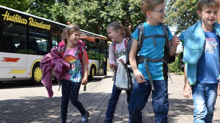 Für Kinder, die mit dem Bus zum Hort an der Grundschule Lange Straße gebracht werden, müssen Eltern weiterhin keine Buskarten bezahlen. Archivfoto: Kristina Müller