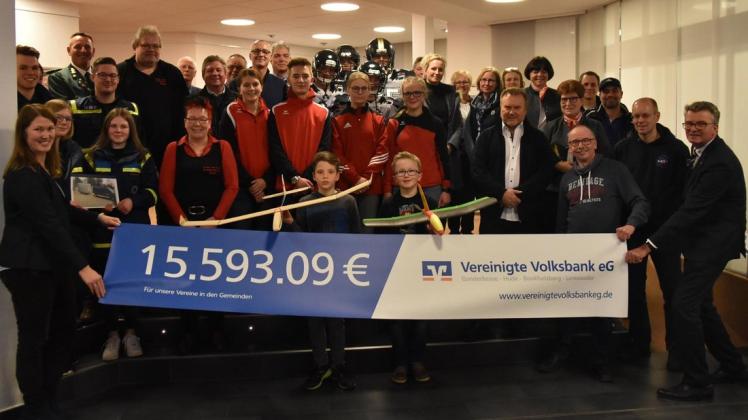 Elf Vereine aus Hude haben 15.593,09 Euro von der Vereinigten Volksbank erhalten. Foto: Christopher Bredow