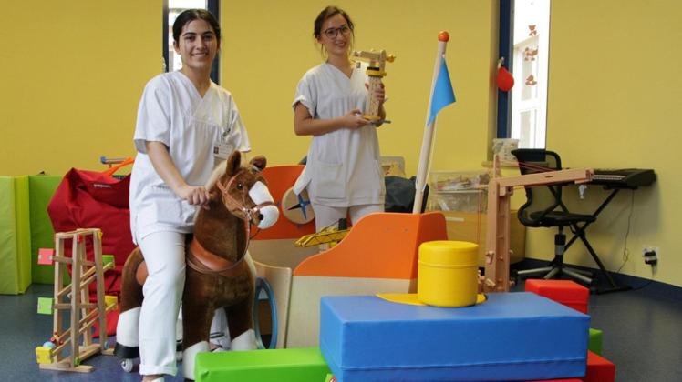 Die Gesundheits- und Kinderkrankenpfleger Hannan Erbek (r.) und Nicole Pretschner freuen sich über das neue Spielzeug für die kleinen Patienten.