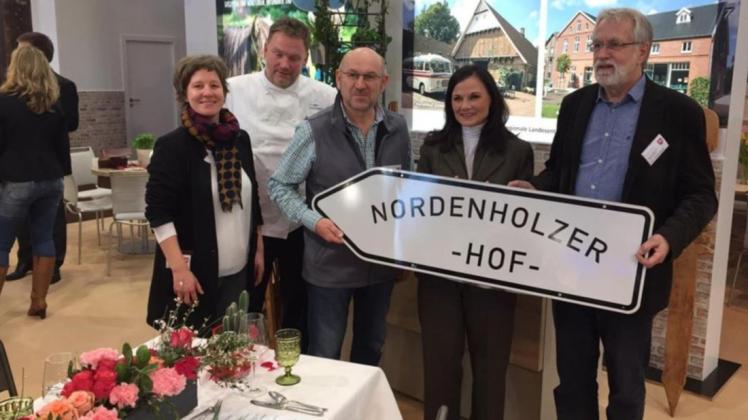 Von der Idee zur florierenden Gastronomie: Das Team des Nordenholzer Hofs um Investor Heiko Aschenbeck (rechts) gab beim Zukunftsforum symbolisch die Richtung vor. 