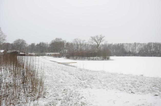 Ein Sandstrand soll am See des Campingplatzes entstehen. Bis Ende März soll er fertig sein. Foto: Christoph Assies Ein Sandstrand soll am See des Campingplatzes entstehen. Bis Ende März soll er fertig sein. Foto: Christoph Assies