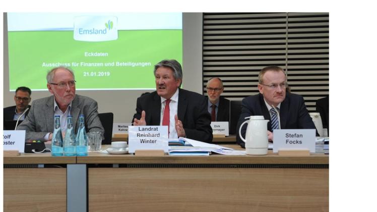 Das Finanzpaket des Landkreises Emsland stellten (vorne von links) Ausschussvorsitzender Rolf Hopster, Landrat Reinhard Winter und Kämmerer Stefan Focks vor. 