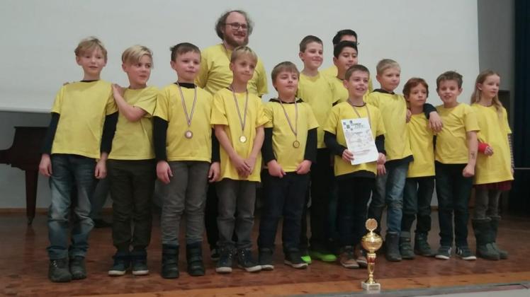 Das Team der Grundschule Lichtenhagen-Dorf konnte bei den Landesmeisterschaften überzeugen. Eine Mannschaft holte den Titel und hat sich somit für die DM qualifiziert