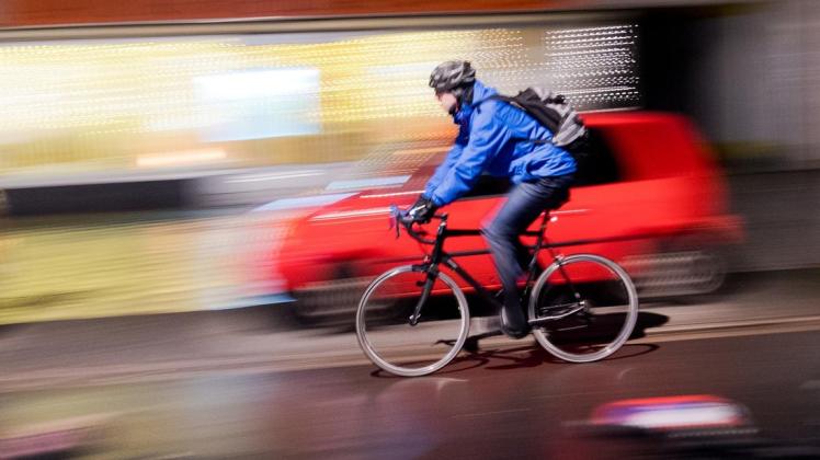 Beim Überholen von Radfahrern müssen Autofahrer immer einen Mindestabstand einhalten. Foto: dpa/Julian Stratenschulte