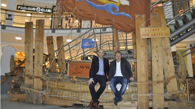Probesitzen auf Deck: Forscher Dr. Dominique Görlitz (r.) und Heiner Ganz, Manager des Rostocker Hofs, auf einem rekonstruierten vorägyptischen Schilfboot.