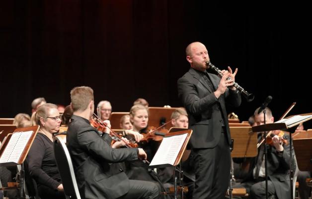 Im "Valse Lento" aus „Die Csárdásfürstin“ der Dirigent Lulzim Bucaliu selbst den Klarinettenpart. Ein sehr effektvoller Moment. Foto: Peter Löning