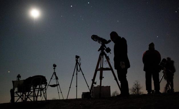 Hobbyastronomen warten mit ihren Teleskopen und Kameras über der Sophienalpe in Österreich auf die Mondfinsternis. Foto: dpa/Georg Hochmuth/APA