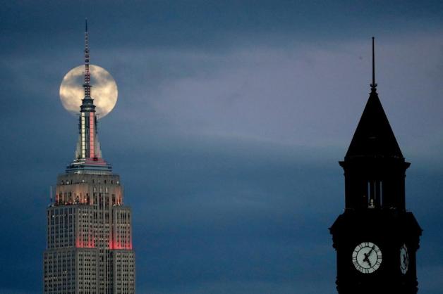 Der Mond wird in seiner zunehmenden Gibbous-Stufe gesehen, als er hinter dem Empire State Building (l) aufsteigt.Foto: dpa/Julio Cortez/AP