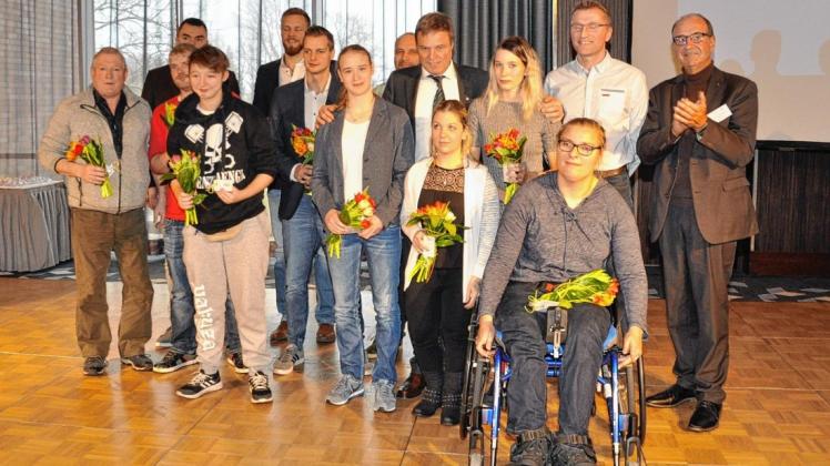 13 Mal Edelmetall: 2018 gingen MVs Parasportler bei internationalen Wettbewerben auf Medaillenjagd. VBRS-Präsident Friedrich Wilhelm Bluschke (r.) zeigte sich stolz. Lennart Stahlberg