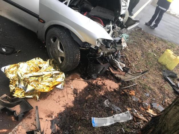 Ein schwerer Unfall ereignete sich heute bei Goddin. Dabei kam ein Mensch ums Leben, der Fahrer kam schwer verletzt ins Krankenhaus. Ein schwerer Unfall ereignete sich heute bei Goddin. Dabei kam ein Mensch ums Leben, der Fahrer kam schwer verletzt ins Krankenhaus.