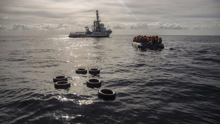Immer wieder müssen Bootsflüchtlinge aus Seenot gerettet werden. Die populistische Regierung in Italien hat die Häfen des Landes für Migranten allerdings weitgehend geschlossen. Archivfoto: dpa/Olmo Calvo