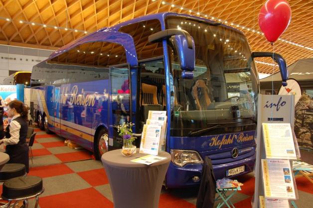 Damit Besucher die Geräumigkeit erleben können, hat Anbieter Kofahl-Reisen einen Bus mit auf die Messe gebracht.