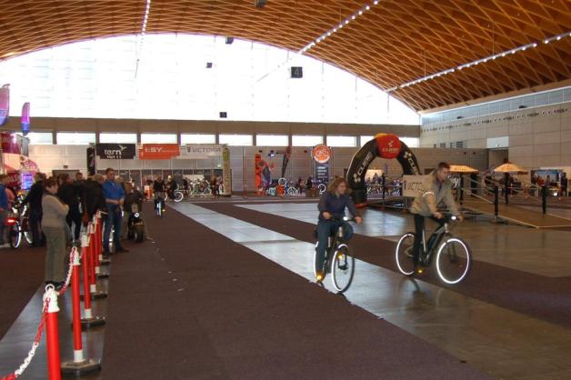 Auf der benachbarten Messe "Fahrrad Rosotck" können Besucher ihr Können auf Zweirädern auf einem Parcours unter Beweis stellen.