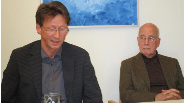 Über die theologischen Wurzeln des Antisemitismus sprach Michael Strodt (links) in der Jüdischen Schule in Lingen. Rechts im Bild der Vorsitzende des Forums Juden-Christen im Altkreis Lingen, Heribert Lange. Foto: Forum Juden-Christen