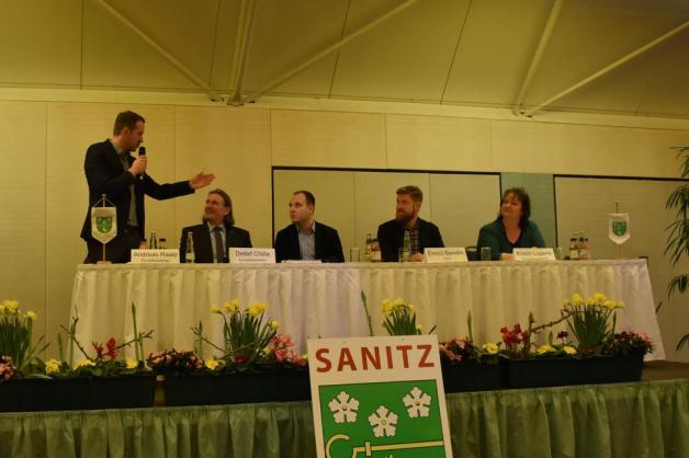 Bei dem Informationsabend kamen die fünf Kandidaten Andreas Raatz (parteilos, v. l.), Detlef Chilla (parteilos), Maik Ritter (SPD), Enrico Bendlin (CDU) und Kristin Lopens (parteilos) zum ersten Mal zusammen.