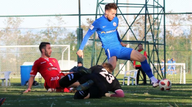 Da war das Spiel längst gelaufen: Jonas Hildebrandt erzielt das 5:0 für den FC Hansa im Testspiel gegen die Bosnier von NK Celik Zenica.