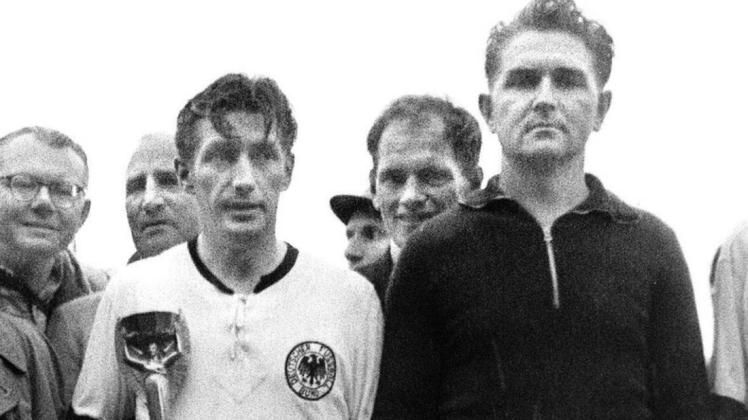 Ihr größter Erfolg: Toni Turek (rechts) und Fritz Walter nach dem Gewinn der Fußball-Weltmeisterschaft 1954. Foto: imago/Pressefoto Baumann