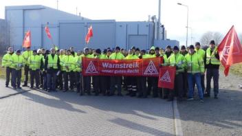 Die Mitarbeiter der Werft Tamsen Maritim im Rostock-Gehlsdorf haben am Donnerstag vor den Toren des Geländes einen Warnstreik abgehalten.