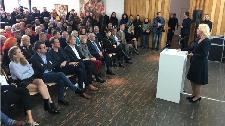 Ministerpräsidentin Manuela Schwesig (SPD) hält ihr Grußwort zur Eröffnung in der Kunsthalle Rostock.