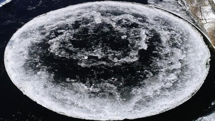 Die Eisscheibe hat einen Durchmesser von 90 Metern und ähnelt der Oberfläche des Mondes.