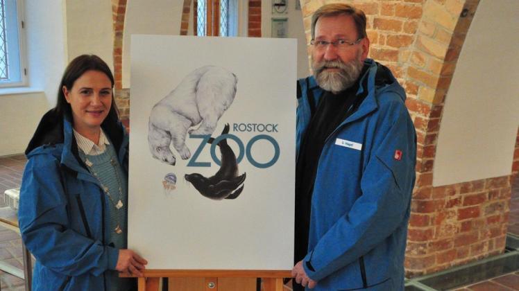 Zum 120. Jubiläum des Rostocker Zoos präsentieren Direktor Udo Nagel und Kuratorin Antje Zimmermann das neue Logo. Das Design wurde mit Studenten der Hochschule Wismar entwickelt.