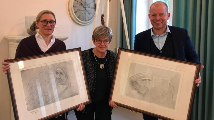 Hildegard Reiners aus Haselünne (Mitte) überreichte die Mutter-Teresa-Porträts der Künstlerin Auguste Moede Jansen an Annegret Wallmann und Ansgar Veer für das gleichnamige Pflegeheim in Lingen. Foto: Bonifatius-Hospital