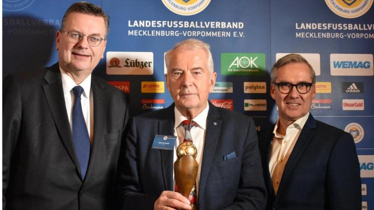 Stolze Gesichter: DFB-Präsident Reinhard Grindel (links), Rudi Hillmann und Andreas Gruczek (rechts) 
