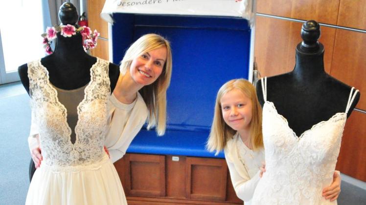 Zum ersten Mal zeigt Sindy Groszczyk ihre Brautmode auf der 20. Hochzeitsmesse in Rostock. Tochter Tia unterstützt die Rostockerin, die vor einem Jahr ihr Geschäft in Groß Stove eröffnet hat.